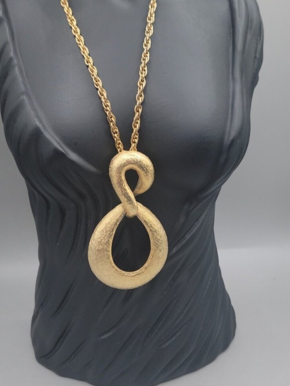 Vintage Lisner Figure 8 Pendant Necklace Textured Gold Tone - Picture 2 of 15